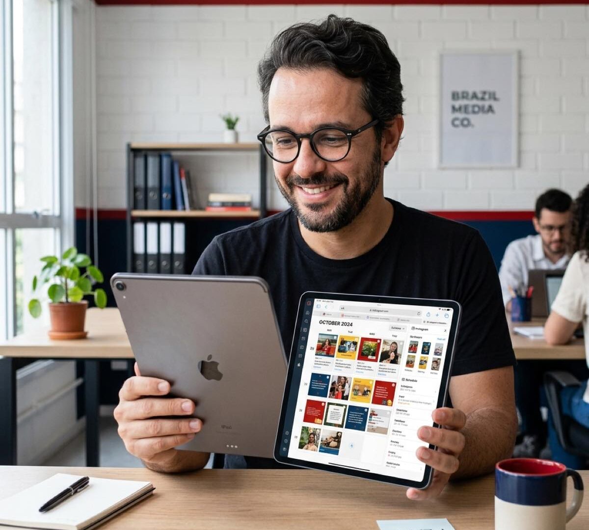 Fernando da GrowSmart revisando um calendário de conteúdo para Instagram em uma PME